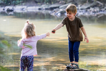 enfants jouant dans le ruisseau lumineux
