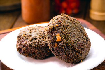 alternative burger made from black beans, vegetables, beets, wholemeal flour and quinoa, with various vegetables.