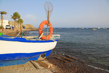 barca de pesca amarrada en tierra puerto isleta del moro almería 4M0A5808-as21
