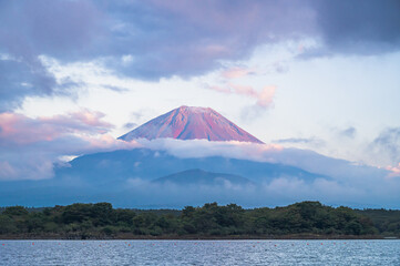 夕暮れの精進湖からの赤く染まる富士山