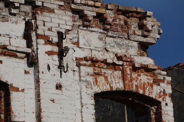 An old, abandoned, crumbling house. In the last century it was the home of a merchant or landowner.