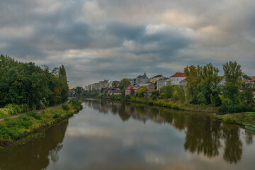 Fototapeta na wymiar River Labe in central Bohemian town Kolin in autumn color morning