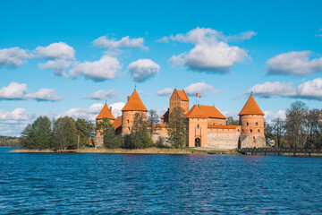 Obraz premium Medieval castle of Trakai, Vilnius, Lithuania, Eastern Europe, located between beautiful lakes and nature with beautiful sky and blue lake in autumn