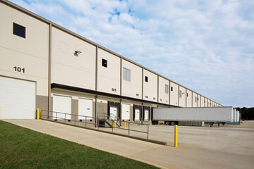 Side view of modern warehouse distribution facility - obrazy, fototapety, plakaty