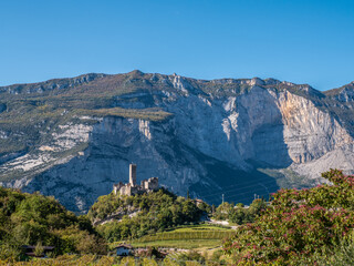 Das Castel Drena vor dem Monte Brento 
