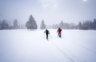 Traditioneller Skilanglau Sport in kalter verschneiter Winternatur in den bayerischen Alpen an...
