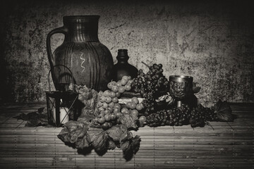 czarno-białe zdjęcie martwej natury z winogronami