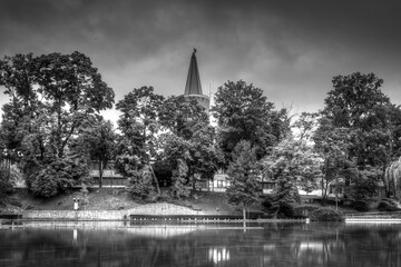 czarno białe zdjęcie Opola i Wieży Piastowskiej