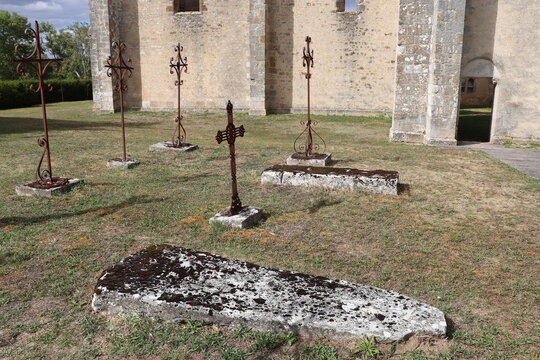 Centre - Y&egrave;vre-le-Chatel - Vieux cimeti&egrave;re devant l'Eglise Saint-Lubin avec des croix tr&egrave;s anciennes