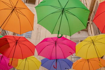 Fototapeta na wymiar Parapluies suspendus dans une rue. 