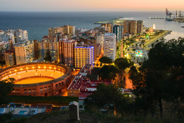 Obraz premium Plaza de toros de Málaga con su paseo de la farola y la playa