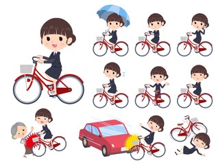 シティサイクルに乗った郵便スーツ女性のセット