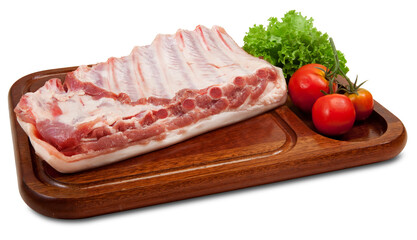 Costelinha de porco crua na tábua de madeira em fundo branco para recorte.