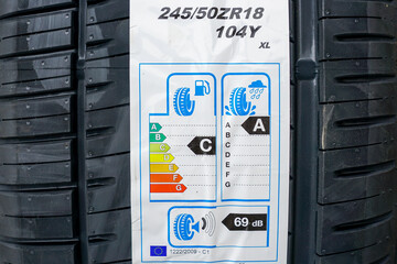 Label on tire with information about level of noise, braking distance and fuel efficiency