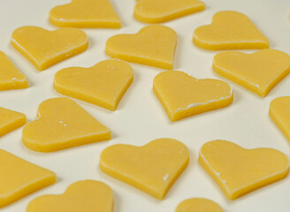 Weihnachtsb&auml;ckerei: Pl&auml;tzchenteig ausrollen und ausstechen - Christmas baking: roll out and cut cookie dough