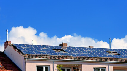 Grüner Strom - Solarzellen auf Mehrfamilienhaus - obrazy, fototapety, plakaty