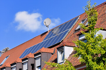 Solaranlage auf rotem Hausdach - obrazy, fototapety, plakaty