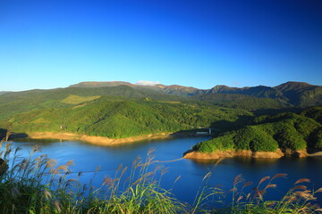 Obraz premium 岩手県奥州市 夜明けの奥州湖