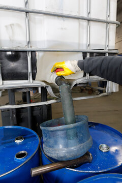 Pouring solvent