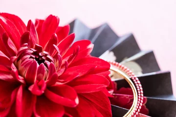 Foto op Plexiglas 赤いダリアの花　和風　和柄　正月　年賀状 © shironagasukujira