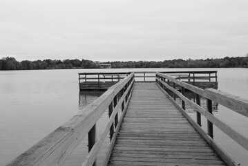 Obraz premium This wharf sits on the lake and is a great place to view the lake in blackand white.