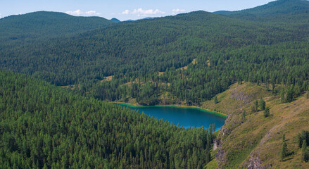 Obraz premium Bright mountain lake in the middle of a forest in the mountains
