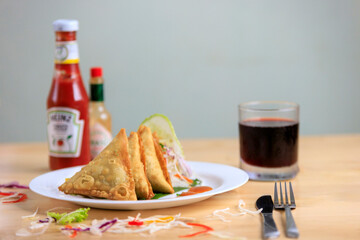 food, soda, tea, burger, yellow banana, somosa, breakfast, meal, plate, meat, fried, bread, dinner, tomato, dish, restaurant, cheese, salad, vegetable, fish, healthy, delicious, fresh, gourmet, cuisin