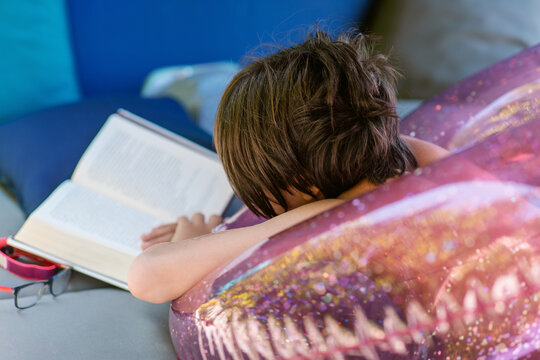 Teenager in pool ring reading