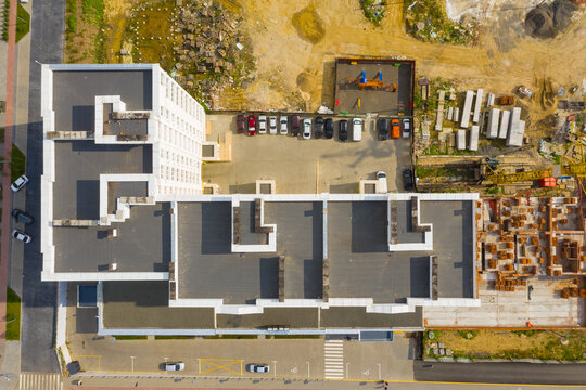 the roof of building and a construction site nearby
