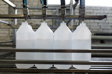 Filling canisters with solvent 