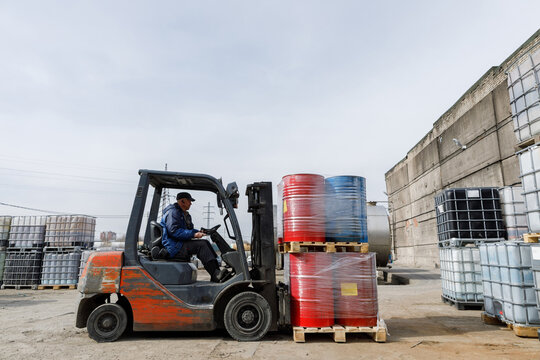 Moving pallets with barrels 
