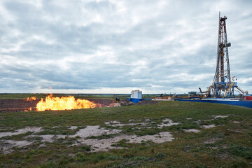 Gas site flare with drilling platform