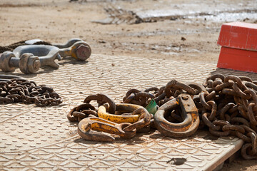 Crane hooks and chains