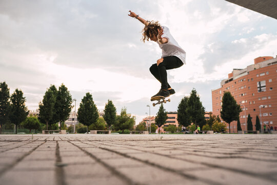 Guy doing skateboard stunts