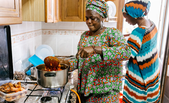 African women cooking