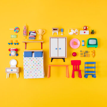 Dollhouse inventory / yellow