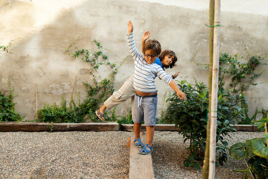 kids playing balance on backyard
