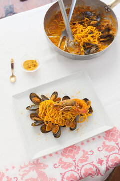 Spaghetti with mussels and red sauce