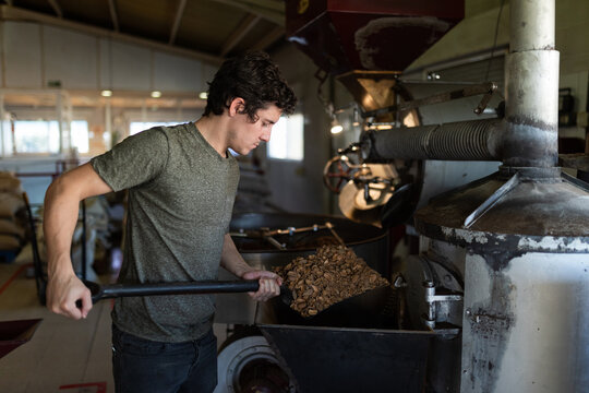 Adding walnut shell to roaster coffee