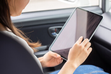 タブレットを操作する女性 助手席でタブレットを操作する女性 © 健二 中村