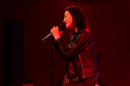 A female rock singer