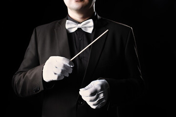 Orkestdirigent handen close-up muziek dirigeren