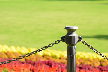 チェーン越しの綺麗な芝生と花壇