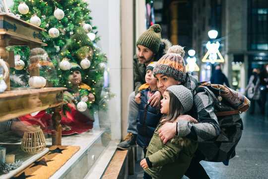 A family shopping for christmas

