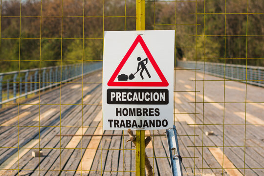 Men working sign in spanish