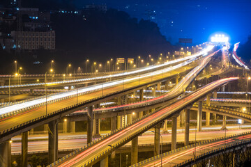 Fototapeta na wymiar night traffic on the bridge