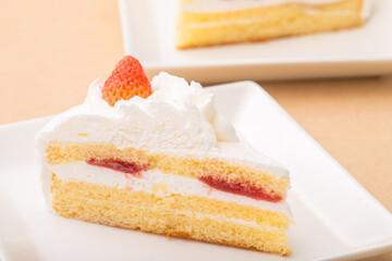 白いお皿とショートケーキ
いちごがのったショートケーキ