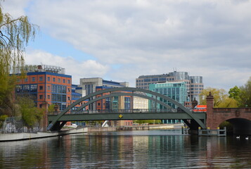 Moderne Bauwerke am Fluss Spree im Stadtteil Moabit, Tiergarten, Berlin