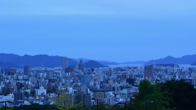 夕方から夜にかけての広島市と広島湾のタイムラプス