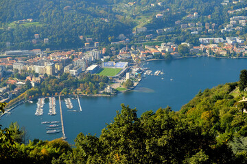 Fototapeta na wymiar Panorama di Como e del lago da un punto panoramico a Brunate in provincia di Como, Italia.
